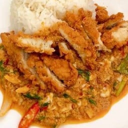 ข้าวไก่กรอบผัดผงกะหรี่