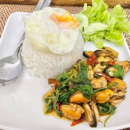 กะเพราหอยแมลงภู่ ราดข้าว