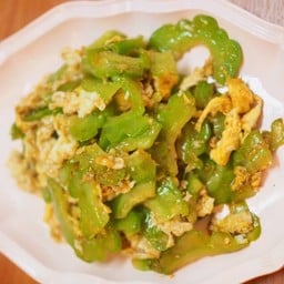 มะระผัดไข่