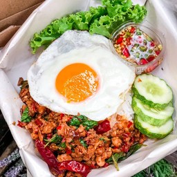 ข้าวกะเพราเนื้อสับ ไข่ดาว