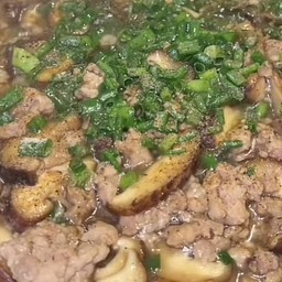 D31 ข้าว + เนื้อสับ / เนื้อชิ้น / ปลาดอลลี่ผัดเห็ดหอม