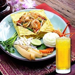 เส้นจันทร์ผัดไทยไข่ห่อ+น้ำสมุนไพร