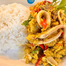 ข้าวปลาหมึกผัดผงกะหรี่