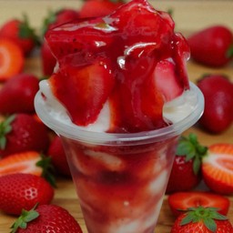 นมสดปั่นราดซอสสตรอเบอรี่