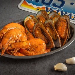 กุ้งขาว+หอยแมลงภู่นิวซีแลนด์ (Shrimp+Mussle) เสิร์ฟพร้อมซอสออริจินัล นำเข้าเครื่องเทศจากอเมริกา มากถึง 15 ชนิด