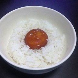 ข้าวหน้าไข่แดงดองน้ำปลา