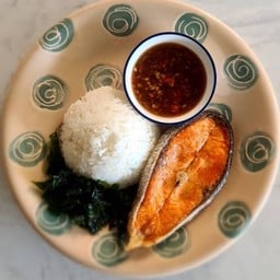 ข้าวกะเพราแซลมอน Stir Fried Thai Basil and Grilled Salmon with Rice