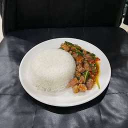 ข้าวกะเพราเนื้อสันนอกหั่นเต๋า