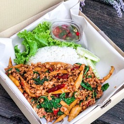 ข้าวกะเพราเนื้อสับหน่อไม้