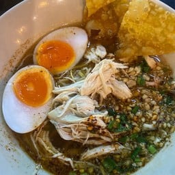 ก๋วยเตี๋ยวต้มยำไข่ไก่ฉีก