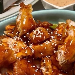 ไก่กรอบซอสเกาหลี crispy chicken with spicy Korean source