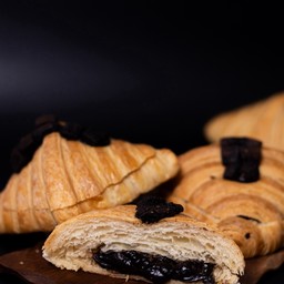 [อร่อยซ่ากับโค้ก] Chocolate Croissant +  โค้ก ไม่มีน้ำตาล (กระป๋อง) 