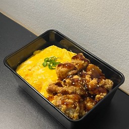 ข้าวไก่คาราเกะไข่ข้นซอสเทอริยากิ