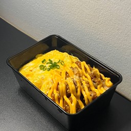 ข้าวไก่คาราเกะไข่ข้นซอสชีส