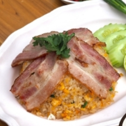 ข้าวผัดเบคอน