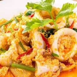 D56 ข้าว + หมูกรอบ/ปลาหมึก/กุ้ง ผัดผงกะหรี่