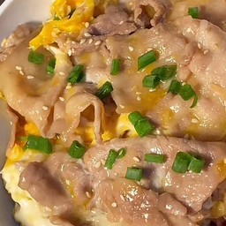 R9 ข้าวหน้าหมูไข่ขยี้