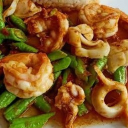 ข้าว+ปัดพริกแกงทะเล(กุ้ง+ปลาหมึก)