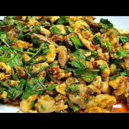 ผัดเผ็ดหมูใบยี่หร่า ราดข้าว