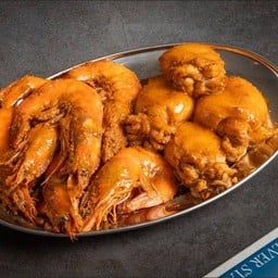 กุ้งขาว+ปลาหมึก (Shrimp+Squid) เสิร์ฟพร้อมซอสออริจินัล นำเข้าเครื่องเทศจากอเมริกา มากถึง 15 ชนิด