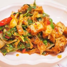 หมูกรอบผัดพริกแกง