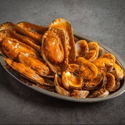 2 หอย หอยตลับ+หอยแมลงภู่นิวซีแลนด์ (Clam+Mussle) เสิร์ฟพร้อมซอสออริจินัล นำเข้าเครื่องเทศจากอเมริกา มากถึง 15 ชนิด