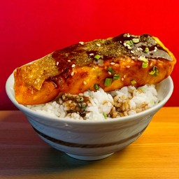 ข้าวหน้าสเต็กแซลมอน (ซอสเทอริยากิทำเอง)