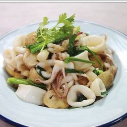 D32 ข้าวหมูกรอบ/ปลาหมึก/กุ้งผัดเห็ดหอม