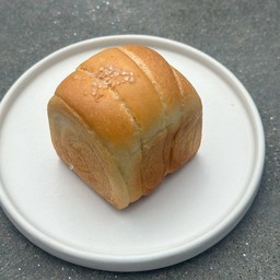 Shio Pan Cube (ขนมปังเกลือ)