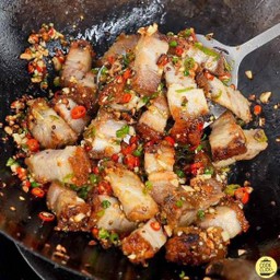 D24 ข้าว + หมูกรอบ / ปลาหมึก / กุ้ง คั่วพริกเกลือ