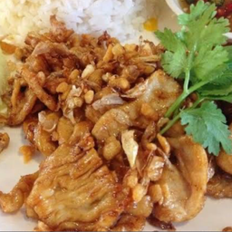 ไก่ทอดกระเทียมราดข้าว