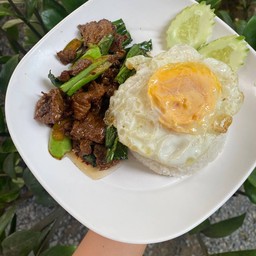 ผัดคะน้าเนื้อราดข้าว