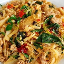 กระเพราหมูสับหน่อไม้ดองใส่วุ้นเส้น(เป็นกับข้าว