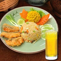 ข้าวผัดปลาแซลมอน+น้ำสมุนไพร