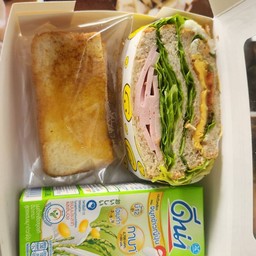 เลือกใส้แซนวิสนมหรือน้ำผลไม้ได้นะครับ