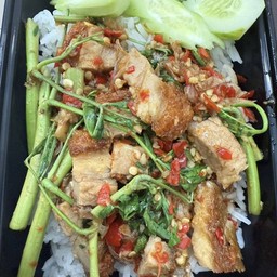 ผัดกระเฉดหมูกรอบ