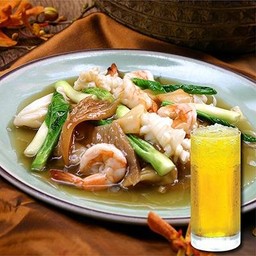 ก๋วยเตี๋ยวราดหน้ารวมมิตรทะเล+น้ำสมุนไพร