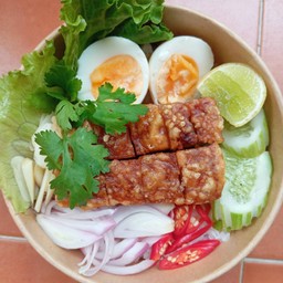 ข้าวขยำหมูกรอบ