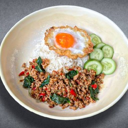 ข้าวราดคั่วกระเพรา ไก่โอชา