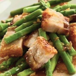 ข้าวราดหมูกรอบผัดหน่อไม้ฝรั่ง