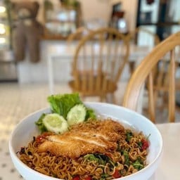 กระเพรามาม่าไก่กรอบ