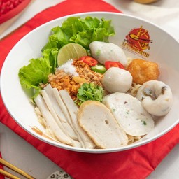 ก๋วยเตี๋ยวลูกชิ้นปลาต้มยำ