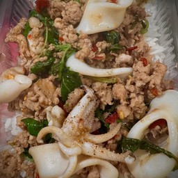ข้าวกะเพราหมูสับ+ปลาหมึก