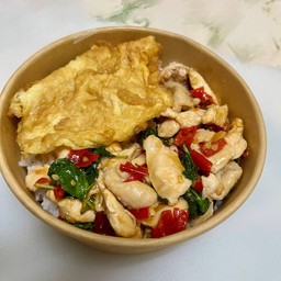 กระเพราไก่ราดข้าว+ไข่เจียว