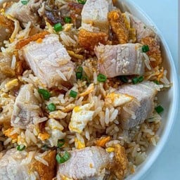 ข้าวผัดหมูกร๊อบ กรอบ