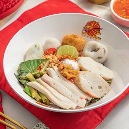 ก๋วยเตี๋ยวลูกชิ้นปลาเย็นตาโฟต้มยำ