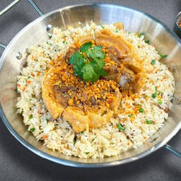 ข้าวผัดกระทะ หมูกรอบชาชู ซอสแจ่วตาแดง