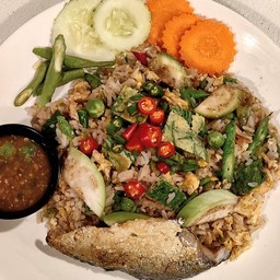 ข้าวผัดน้ำพริกกะปิ,ชะอมปลาทูทอด