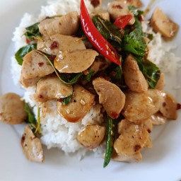 กระเพราลูกชิ้นโกเด้ง