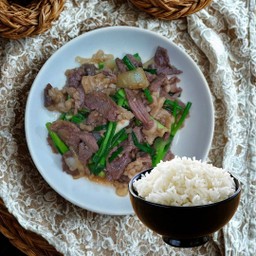 ข้าวเนื้อโคขุนผัดน้ำมันหอย (พิคานย่า)